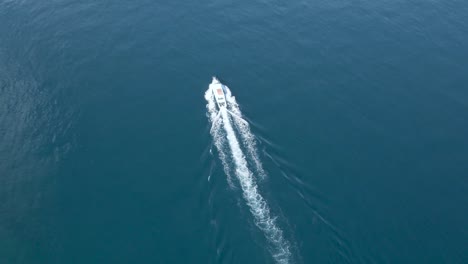 Dem-Boot-Folgen,-Während-Die-Drohne-In-Der-Luft-Ist_03