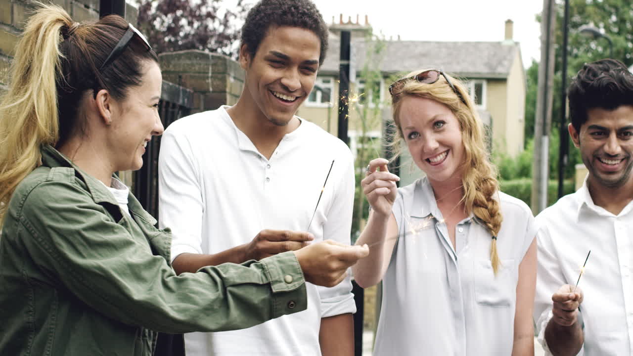 7월 4일 독립기념일을 축하하는 친구들 새해 반 ⁇ 이는 느린 영상