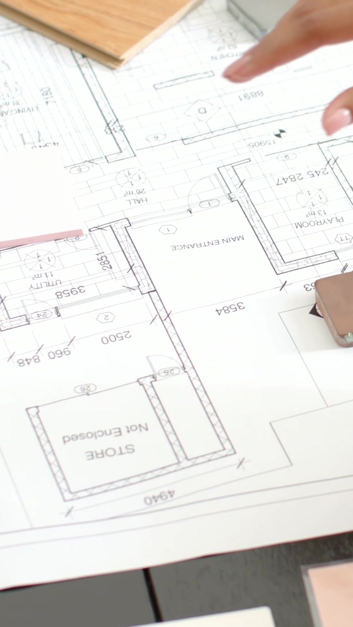 Verticale video: Beginnen met plan, hand met armbanden schuift houten plank over bureau, afwerkingen kiezen.