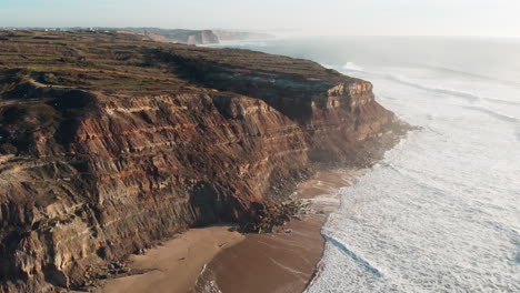 Atlantikküste-Portugals-Mit-Meereswellen-Am-Sonnigen-Morgen