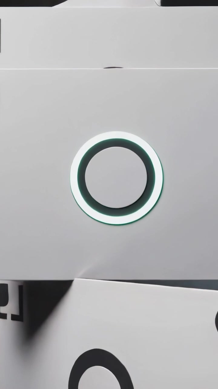 Video verticale: Telecamera che sposta una pila di carte, rivelando anelli neri e turchesi su un tavolo, con un fiammifero fumante.