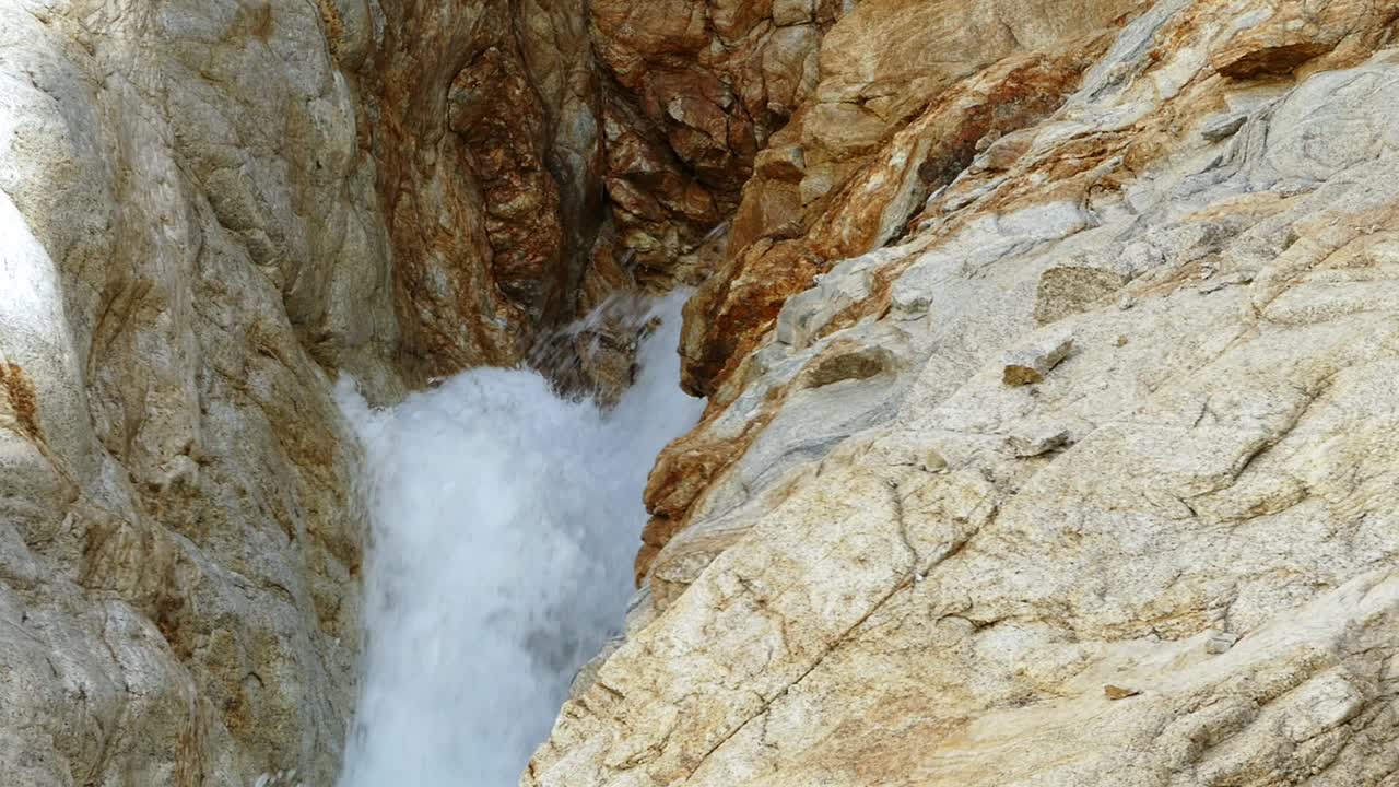 pequeñas cascadas formadas por agua procedente de los glaciares de la región gangotri - formando parte de ganges en indi