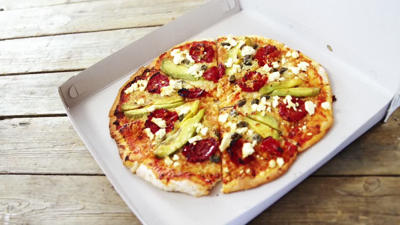 вкусная пицца в коробке для пиццы