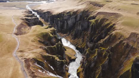 Atemberaubende-Natur-Islands,-Fjadrargljufur-Schlucht-Mit-Steilen-Klippen