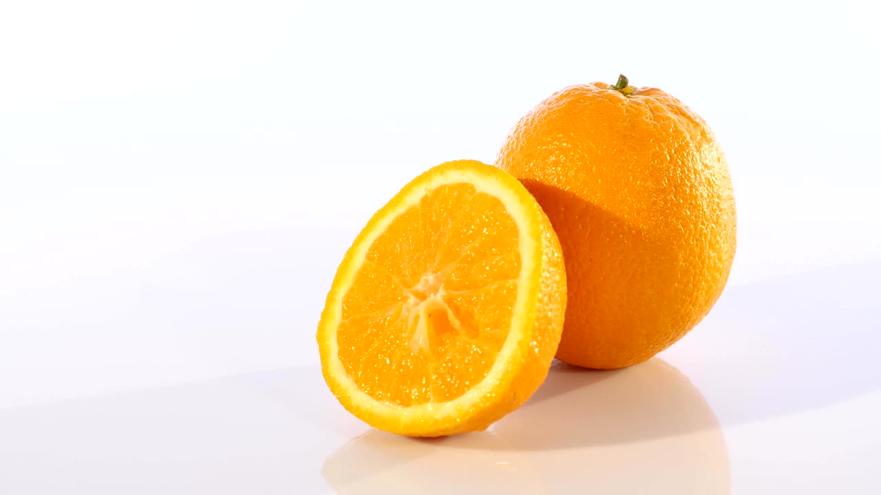 rebanadas girando sobre naranja blanca
