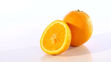 rebanadas girando sobre naranja blanca