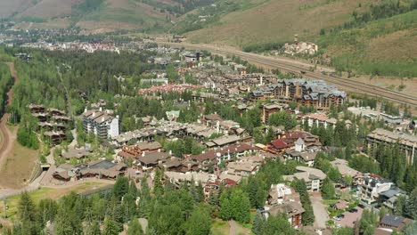 Parte-1-De-2-Sobrevolando-Vail-Y-Vail-Village-En-Las-Montañas-Rocosas,-Colorado