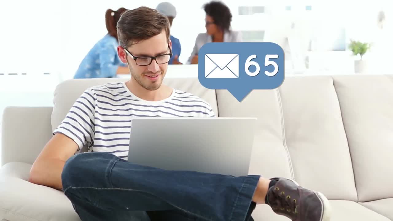 uomo che controlla le sue e-mail