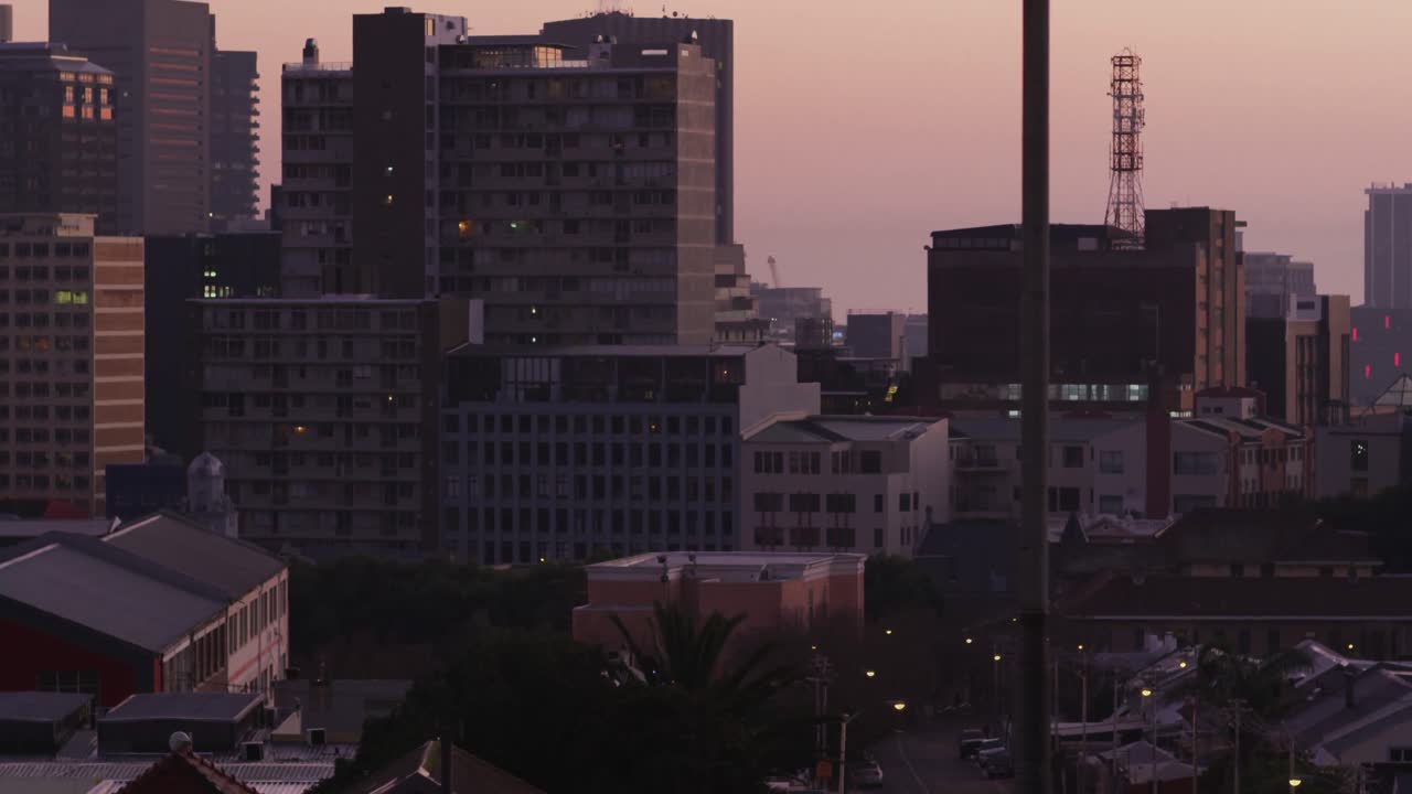 vista general del paisaje urbano con múltiples rascacielos altos y edificios al atardecer