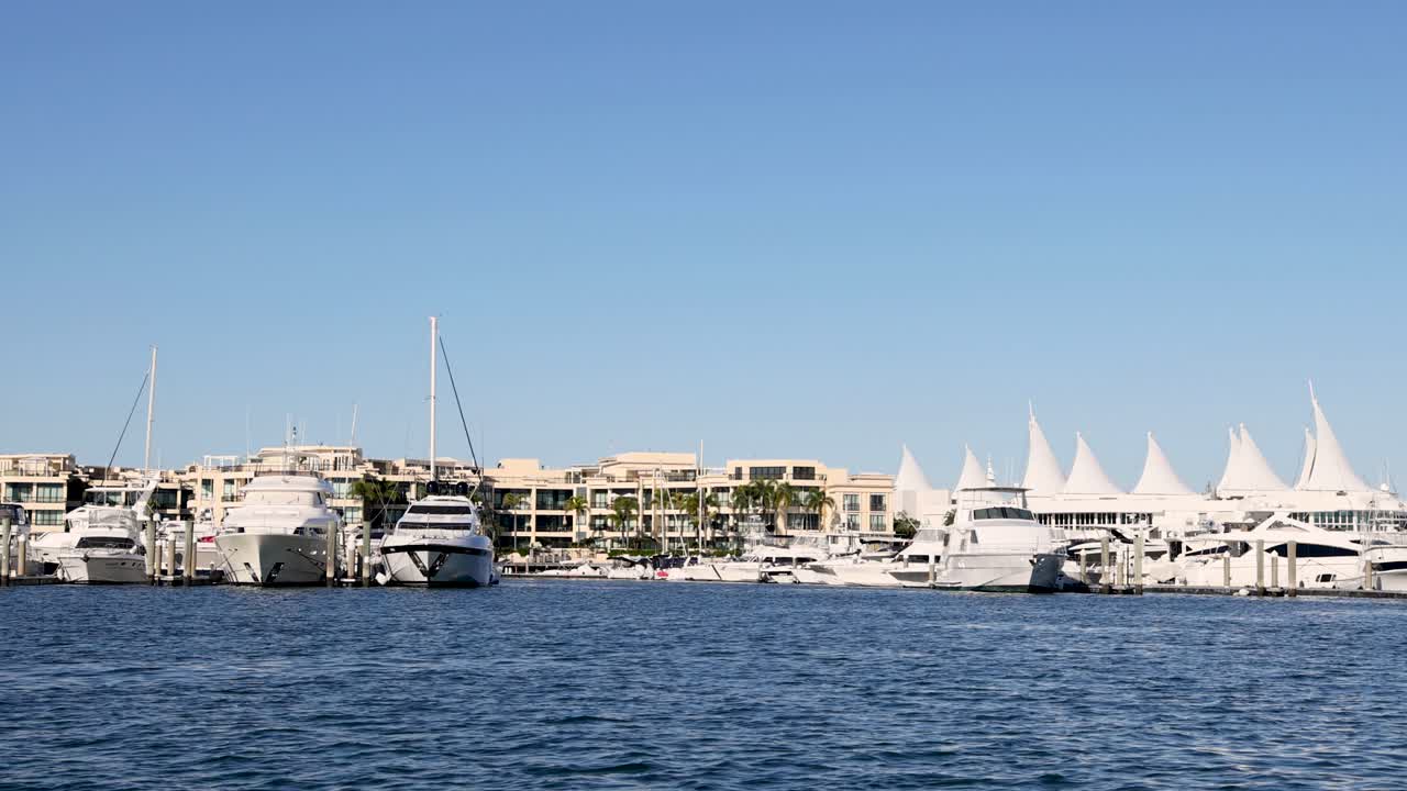 이 많은 마리나 에 정박 한 요트