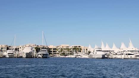 yates atracados en un puerto deportivo soleado
