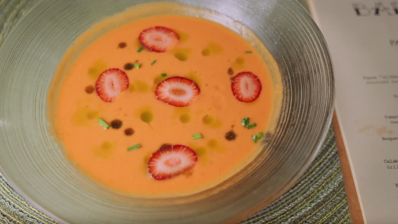 primer plano de una deliciosa sopa española con rodajas de fresas, preparada en un restaurante