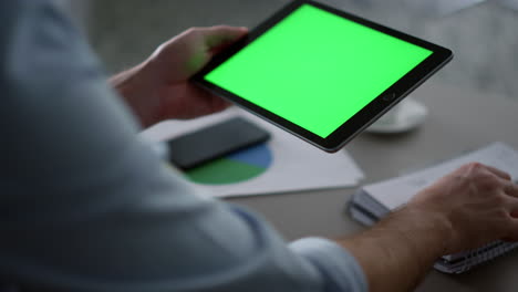 Mannhände-Mit-Tablet-Gerät,-Greenscreen-Forschung,-Unternehmensfinanzierung-Im-Büro.