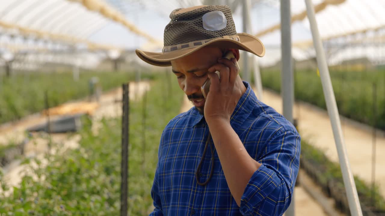 hombre hablando por teléfono móvil 4k