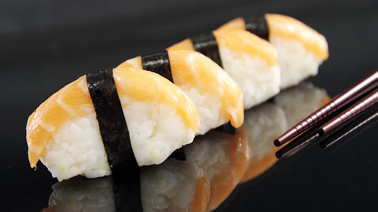 sushi nigiri embrulhado em algas noris