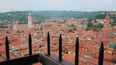 Clip-En-Cámara-Lenta-Del-Paisaje-De-La-Ciudad-De-Verona,-Con-Un-Hombre-Solo-Mirando-La-Ciudad-Desde-Arriba