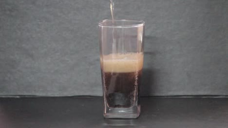 Coco-Cola-In-Ein-Glas-Gießen