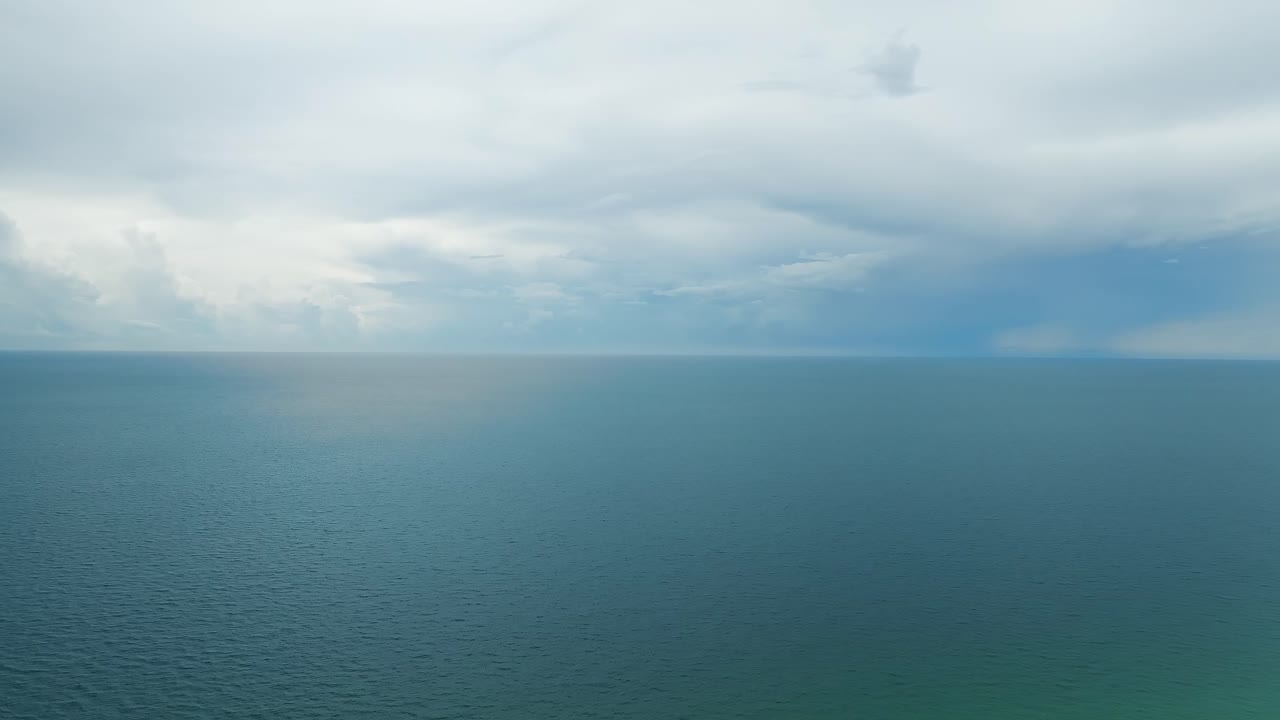 멕시코 만에서 천천히 직선으로 움직이는 로즈메리 해변에서 구름이 쌓인 파란 하늘과 빛이 아오르는