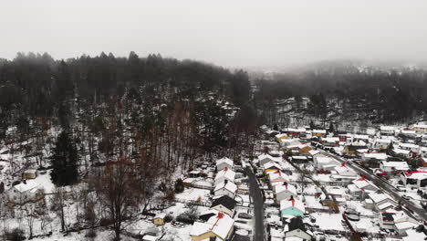 Pueblo-Escandinavo-En-Niebla-Y-Nieve-En-Una-Fría-Mañana-De-Invierno