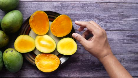 sliced mangoes on a plate