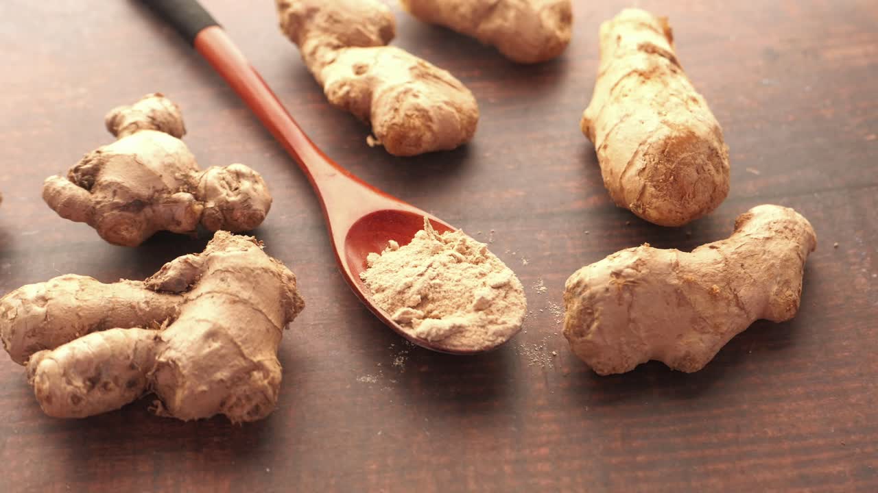 raíz y polvo de jengibre