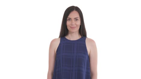 mujer caucásica sonriente mostrando el gesto de la mano ok. concepto de lenguaje corporal. aislado en fondo blanco
