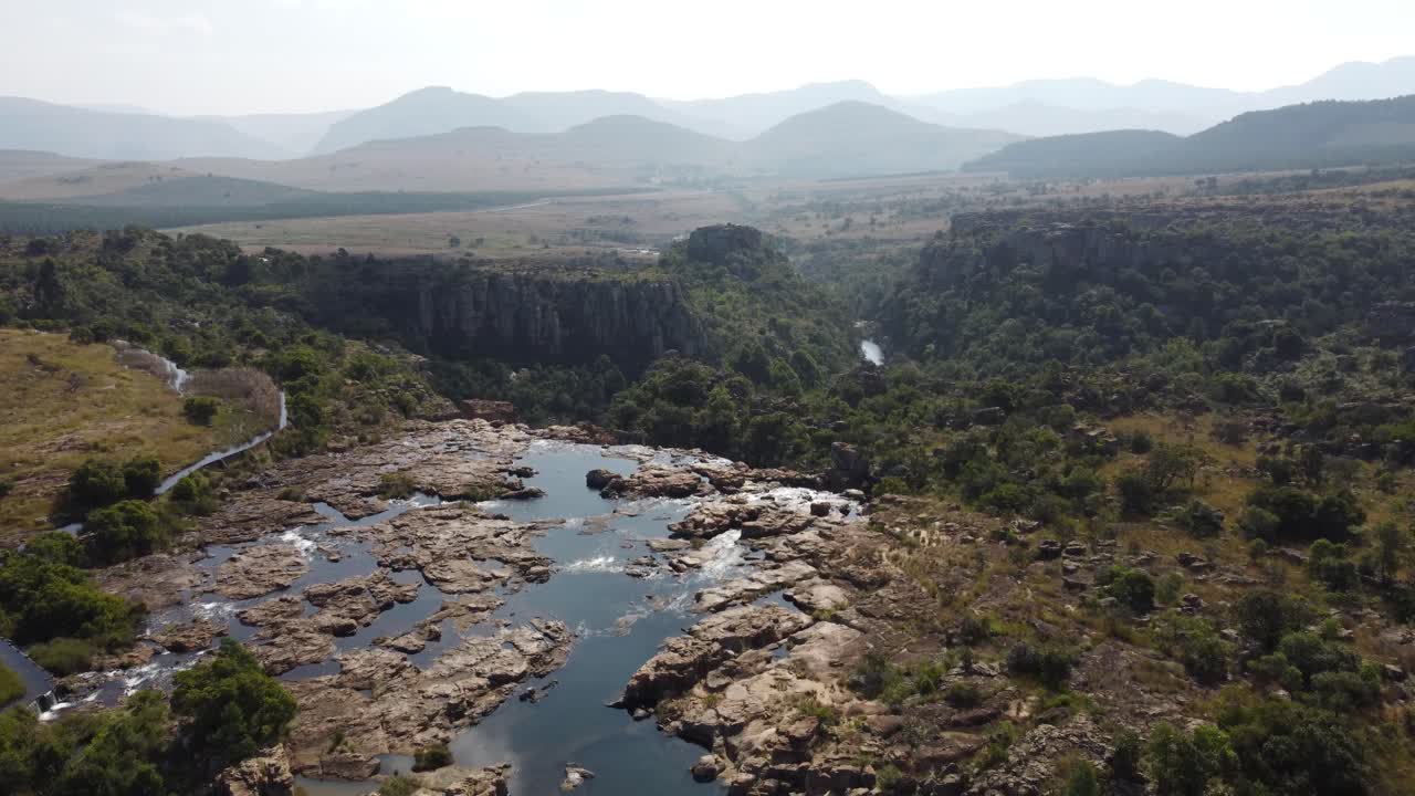Fiume che si trasforma in cascata in una valle verde, Drakensberg, Ripresa aerea