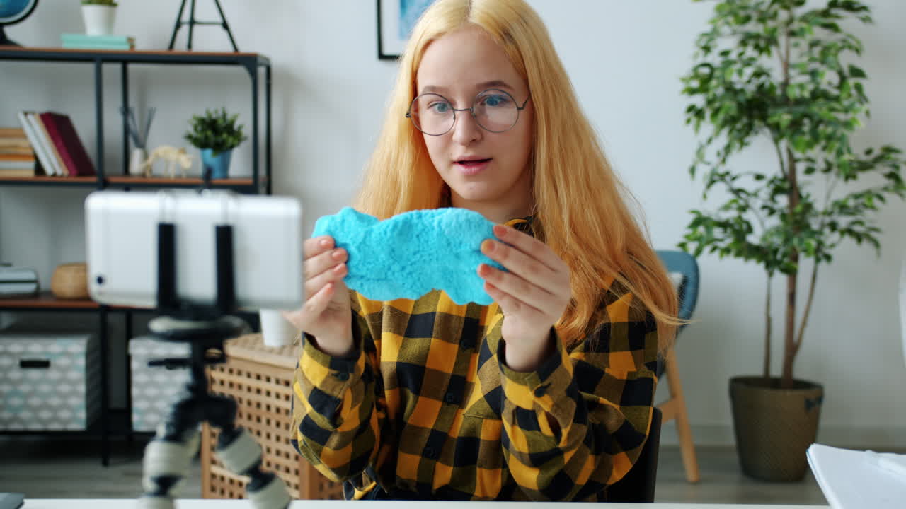 Vlogger adolescente grabando video.