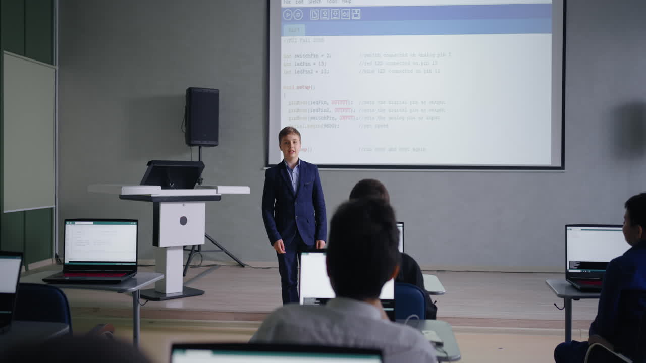estudiante adolescente haciendo una presentación en una clase de ciencias de la computación