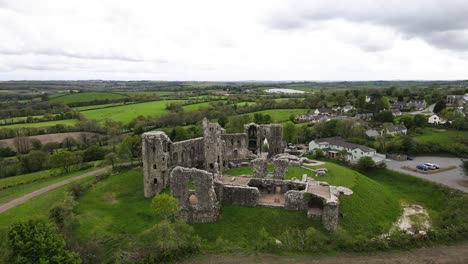 Castillo-De-Llawhaden-Con-Pueblo-De-Fondo,-Gales-En-El-Reino-Unido