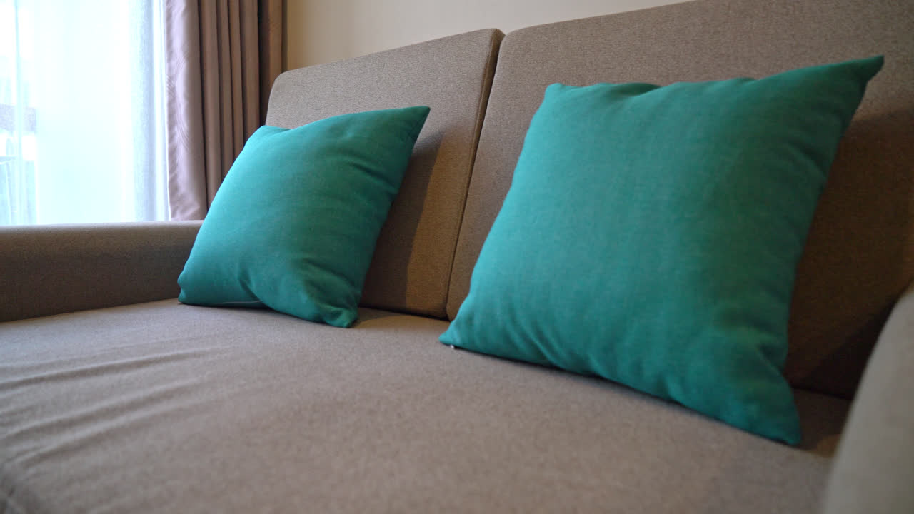 Hermosa y cómoda decoración de almohadas en la cama en el dormitorio.