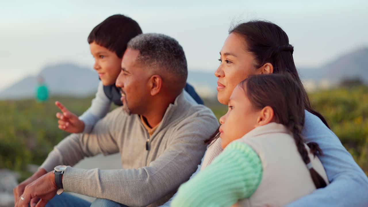 해변에서 가족과 함께 휴식을 취하고 행복하고 해가 지는 것