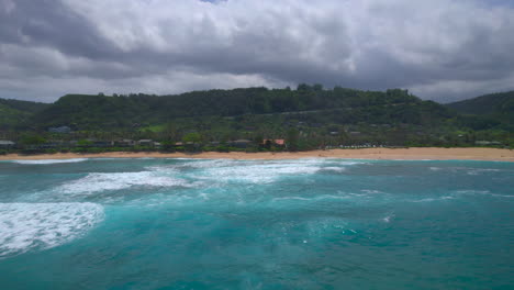 Agua-A-La-Orilla-Vista-Aérea-De-Oahu-Hawaii-Playa-De-La-Costa-Norte