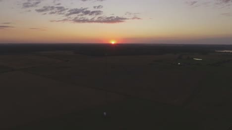 mástil de la torre de telecomunicaciones al atardecer. vuelo aereo hacia atras