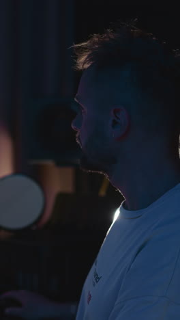 el productor de audio mira la pantalla en el estudio. el hombre experto ensambla las pistas en el estudio de grabación. los esfuerzos creativos del dedicado director musical