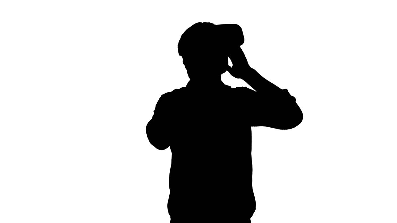 VR 헤드셋에서 젊은 남자