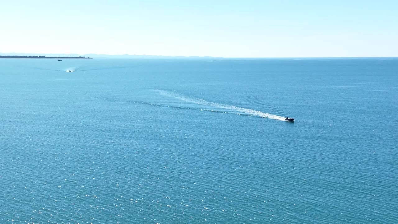 오픈 워터에서 대형 웨이크 드라이브가 있는 공중 리버스 돌리 2척의 보트