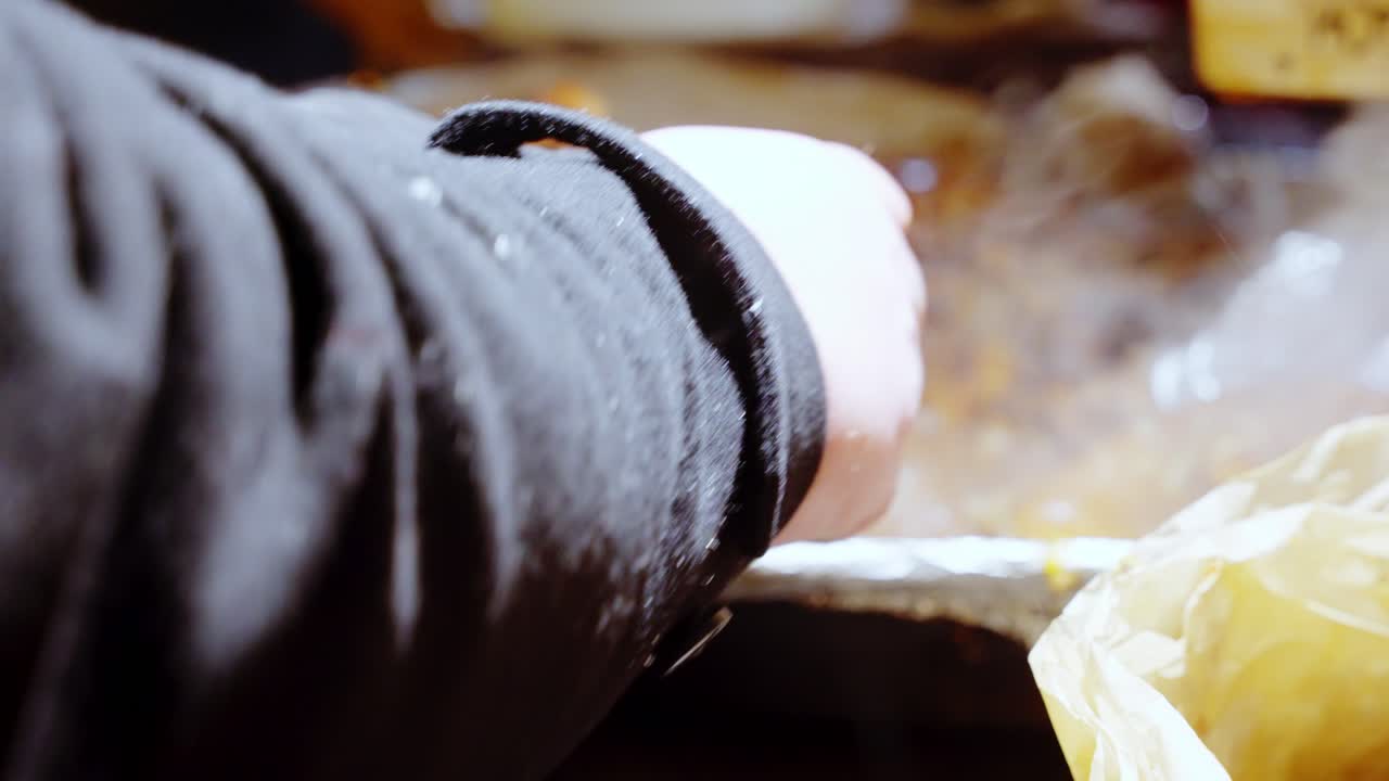 크리스마스 시장 에서 는 고기 에서 증기가 아오르는 음식 을 기 위해 손바닥 을 사용 하는 손바닥