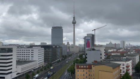 Blick-über-Die-Berliner-Skyline-Stadtbild-Mit-Alexanderplatz-Fernsehturm-Im-Regen-Mit-Nebligem-Himmel-Und-Hoher-Wolkenlandschaft
