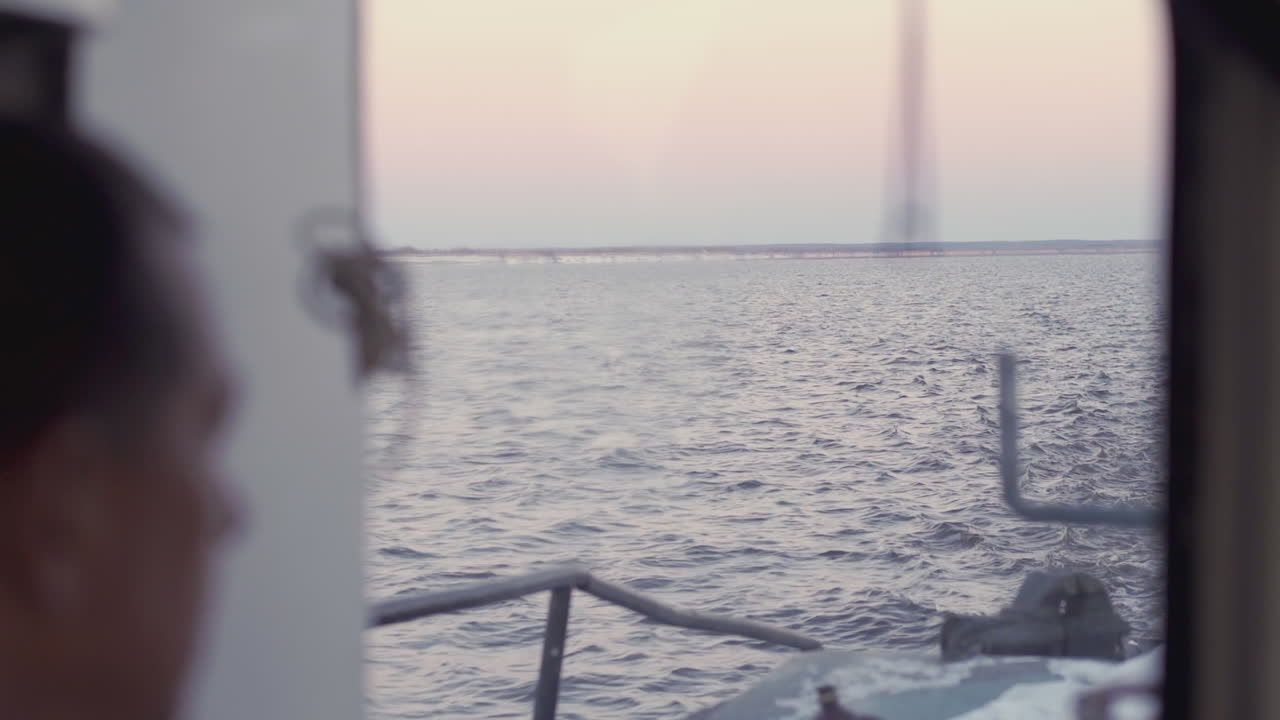 Mann blickt vom Boot aufs Meer