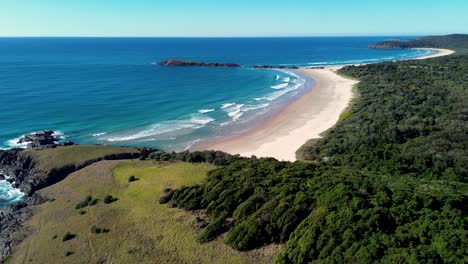 Drone-Aéreo-Paisaje-Playa-Matorrales-Promontorio-Rocoso-Océano-Olas-Arena-Viajes-Turismo-Cabeza-Creciente-Kempsey-Nsw-Australia-4k