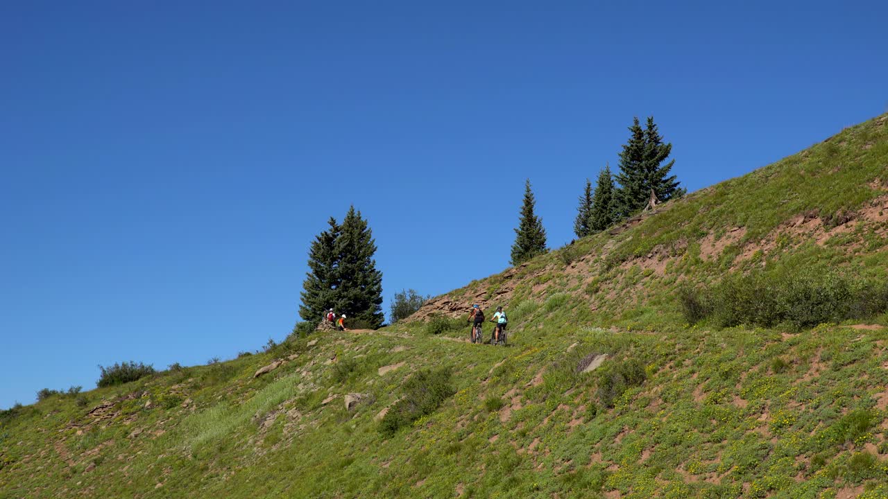 ciclistas de montaña recorriendo el sendero de colorado en las montañas de san juan
