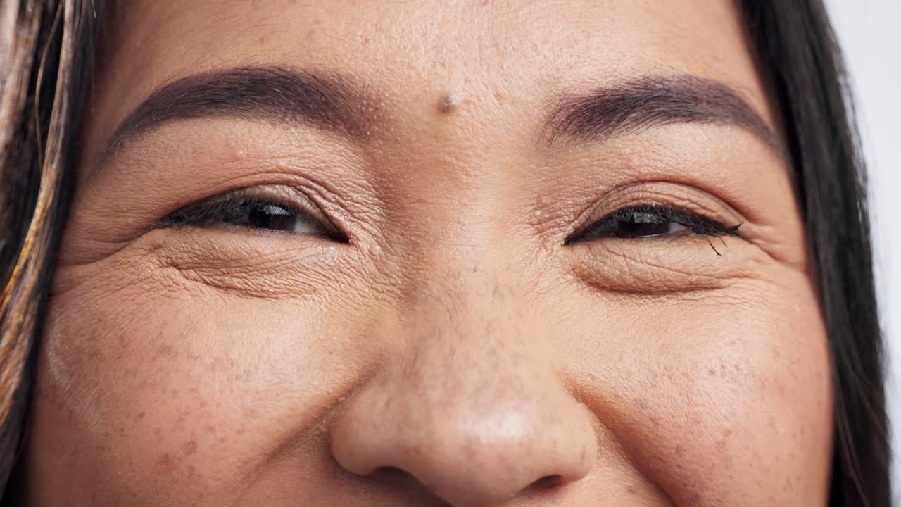 ojos, primer plano y cara de risa con cuidado de la piel