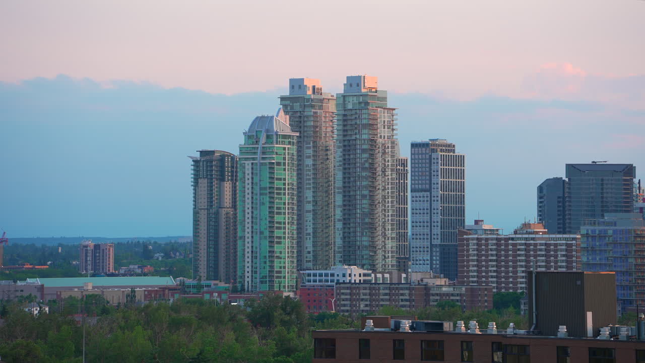 캘거리, 앨버타, 캐나다 도시 풍경에서 저녁에 따뜻한 하늘 일몰 구름과 아름다운 건물