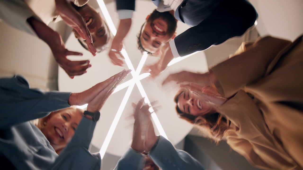 성공을 축하하는 비즈니스 팀