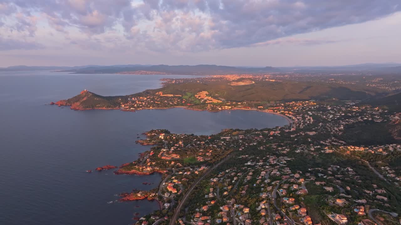 Vista aérea da orla marítima e vila tranquilas ao amanhecer, Saint-Raphaël.