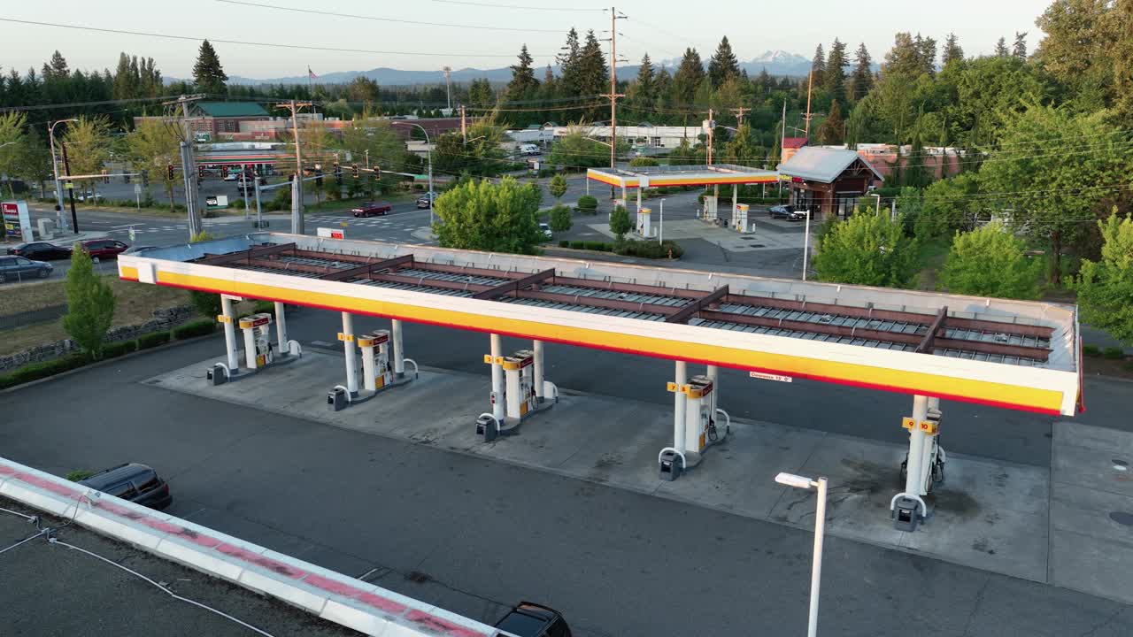 경제로 인해 비어있는 주유소의 드론 촬영