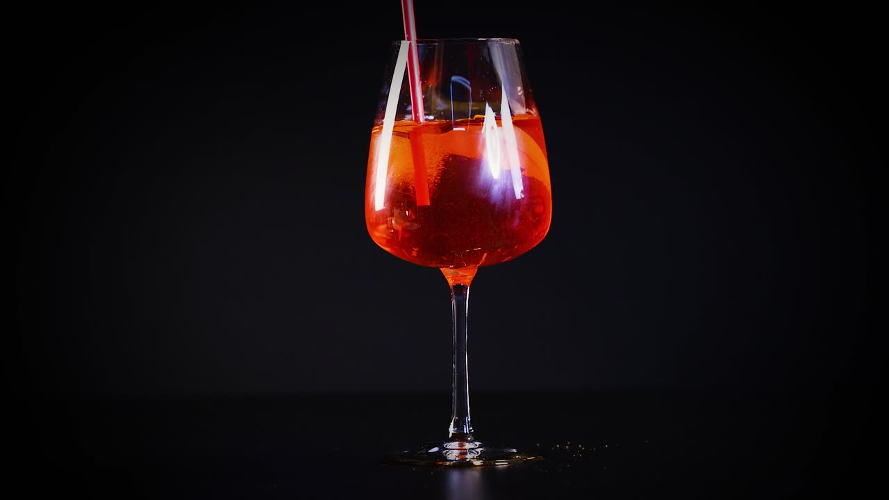 Bicchieri di Aperol Spritz su sfondo scuro