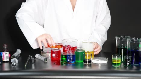 experimento de líquido colorido en un laboratorio de ciencias