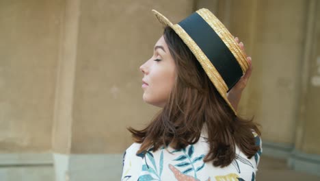 Mujer-Feliz-Caminando-Por-La-Ciudad-De-Verano.-Mujer-Turista-Mirando-La-Arquitectura-De-La-Ciudad.